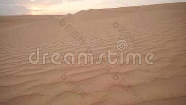 迪拜附近阿拉伯沙漠的沙丘，有一辆经过的<strong>吉普车</strong>。